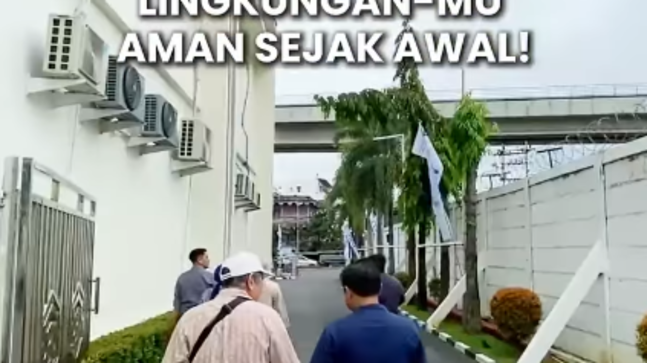 Bangun Proyek di Palembang? Pastikan Dokumen Lingkungan Anda Aman Sejak Awal! Kota Palembang dan wilayah Sumatera Selatan secara keseluruhan terus mengalami pertumbuhan infrastruktur komersial yang masif. Namun, di balik megahnya desain arsitektur dan kelancaran konstruksi, ada satu fondasi legalitas yang sering kali menjadi sandungan jika tidak diurus dengan benar sejak hari pertama: Dokumen Lingkungan Hidup. Mendirikan gedung perkantoran, fasilitas umum, maupun area komersial di tengah kota menuntut kepatuhan mutlak terhadap regulasi tata ruang dan pengelolaan dampak lingkungan. Jangan sampai proyek triliunan rupiah Anda terhenti atau disegel hanya karena mengabaikan aspek perizinan yang satu ini! Bukti Nyata Pengawalan Proyek: Visitasi Gedung Bank BTN Cabang Palembang Sebagai wujud komitmen dalam menghadirkan layanan konsultansi yang komprehensif dan faktual, tim ahli Bima Shabartum baru-baru ini terjun langsung ke lapangan untuk melaksanakan kegiatan visitasi dan survei lokasi operasional. Kegiatan strategis ini dilakukan dalam rangka pengumpulan data primer untuk Penyusunan Dokumen Lingkungan Pembangunan Gedung Bank BTN Cabang Palembang. Survei lapangan ini bukanlah sekadar formalitas administratif. Dalam visitasi tersebut, tim kami melakukan serangkaian langkah krusial, meliputi: • Pengumpulan Data Awal (Baseline Data): Memetakan kondisi rona lingkungan awal sebelum proyek berjalan, termasuk tata air, kualitas udara, dan potensi kebisingan. • Koordinasi Intensif: Melakukan diskusi langsung dengan pihak manajemen, penanggung jawab proyek, dan pemangku kepentingan terkait di lokasi. • Peninjauan Kondisi Lapangan (Ground Truth): Memastikan bahwa rencana tata letak bangunan (site plan), sistem drainase, dan pengelolaan limbah domestik selaras dengan fakta di lapangan dan sesuai dengan ketentuan regulasi yang berlaku. Dengan data yang solid dan terverifikasi dari lapangan, dokumen lingkungan yang dihasilkan tidak hanya akan lolos persetujuan pemerintah (Dinas Lingkungan Hidup), tetapi juga benar-benar applicable (dapat diterapkan) saat gedung beroperasi. Solusi Perizinan Lingkungan Tepat dan Berkelanjutan di Sumatera Selatan Bagi para calon klien, developer, dan mitra bisnis di Palembang serta seluruh wilayah Sumatera Selatan, mengurus perizinan lingkungan kini tidak perlu lagi menjadi beban pikiran yang merumitkan. Apakah Anda membutuhkan penyusunan formulir UKL-UPL, AMDAL, uji laboratorium lingkungan yang akurat, hingga survei lapangan yang mendetail? Kami siap memberikan pendampingan profesional yang transparan dan terpercaya. Percayakan legalitas dan compliance proyek Anda kepada ahlinya sejak awal! Bima Shabartum Group hadir sebagai Konsultan Tambang dan Lingkungan serta Kontraktor Tambang Terpercaya dan Terbaik di Indonesia. Kami tidak hanya spesialis di area pedalaman tambang, tetapi juga andal dalam mengawal izin lingkungan untuk infrastruktur perkotaan. Selain itu, kami juga merupakan penyedia pelatihan private software pertambangan untuk meningkatkan kualitas SDM engineering Anda. 📞 Hubungi Kami Sekarang untuk Konsultasi: 🌐 Website: www.bimashabartum.co.id 📧 Email: admin.palembang@bimashabartum.co.id 📱 WhatsApp: +62823-7472-2113