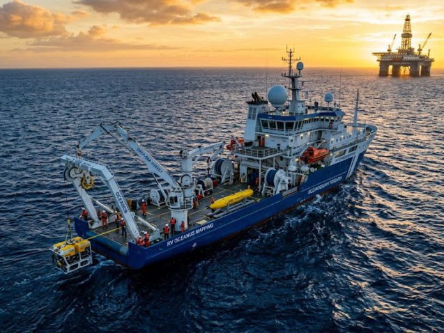 Dumping Tailing dan Lumpur Bor di Laut: Syarat Batimetri dan Pemodelan Sebaran Menurut Aturan TerbaruTarget Kata Kunci: Dumping tailing tambang di laut, perizinan dumping lumpur bor.Aktivitas pembuangan sisa hasil pemrosesan bijih tambang (tailing) maupun material sisa pengeboran (drill cuttings dan lumpur bor) ke media lingkungan laut merupakan salah satu klaster operasional yang paling ketat diawasi secara hukum. Melalui pemberlakuan Peraturan Menteri Lingkungan Hidup / Badan Pengendalian Lingkungan Hidup (Permen LH/BPLH) Nomor 6 Tahun 2026, pemerintah memperketat standardisasi teknis penegakan hukum di wilayah perairan nasional. Bagi korporasi di sektor hulu migas dan pertambangan mineral, memahami regulasi dumping tailing tambang di laut serta pemenuhan perizinan dumping lumpur bor adalah prasyarat mutlak guna menjamin keberlanjutan investasi dan menghindari sanksi administratif bernilai miliaran rupiah. Regulasi Teknis Dumping Tailing PertambanganBerdasarkan berkas hukum resmi Permen LH No 6 tahun 2026 (pengawasan dan sanksi administratif).pdf Lampiran VIII, limbah tailing dari kegiatan pengolahan hasil pertambangan wajib melewati proses netralisasi atau penurunan kadar racun terlebih dahulu sebelum dialirkan ke laut. Pejabat Pengawas Lingkungan Hidup (PPLH) akan memverifikasi kewajiban uji karakteristik yang meliputi nilai pH, total konsentrasi zat pencemar, toksikologi $LC_{50}$, hingga uji teratogenisitas. Pada aspek batimetri dan oseanografi, BPLH menetapkan syarat lokasi pembuangan sebagai berikut: Zona Lapisan Termoklin Permanen: Lokasi utama dumping idealnya terletak di dasar laut pada wilayah perairan yang memiliki lapisan termoklin permanen, tidak berada di daerah sensitif (seperti kawasan konservasi/terumbu karang), serta rona awal air lautnya wajib memenuhi Baku Mutu Air Laut. Syarat Batimetri Alternatif: Jika wilayah perairan sekitar tapak proyek tidak memiliki lapisan termoklin permanen, lokasi dumping wajib memenuhi kriteria kumulatif:Terletak di dasar laut dengan kedalaman minimal 100 meter ($\ge 100\text{ m}$). Kondisi topografi dan batimetri dasar laut harus menunjukkan adanya ngarai (canyon) atau saluran laut yang mengarahkan pergerakan tailing secara alami menuju kedalaman minimal 200 meter ($\ge 200\text{ m}$). Bebas dari fenomena pengadukan tegak massa air (mixing) di daerah upwelling. Wajib dilengkapi kajian pemodelan sebaran dampak ilmiah yang membuktikan tidak adanya dampak destruktif terhadap ekosistem sensitif di sekitarnya. Alat Penyalur: Pembuangan wajib menggunakan pipa atau alat penyalur khusus bawah laut yang legal dan terpantau. Regulasi Teknis Perizinan Dumping Lumpur dan Serbuk BorUntuk sektor migas lepas pantai (offshore), regulasi ini mengatur pembuangan lumpur bor berbahan dasar sintetis (synthetic based mud) serta serbuk/lumpur bor berbahan dasar air (water based mud). Keduanya wajib memenuhi batas baku mutu kandungan total hidrokarbon poli aromatik kurang dari 0,001% ($< 0,001\%$). Jika operasi pengeboran menggunakan campuran bahan barite, BPLH membatasi ketat kadar kontaminan di dalamnya, yaitu merkuri (Hg) harus $< 1\text{ mg/kg}$ berat kering dan kadmium (Cd) harus $< 3\text{ mg/kg}$ berat kering. Kriteria batimetri dan sebaran untuk pengeboran diatur sebagai berikut: Batas Kedalaman Minimum: Jika perairan tidak memiliki lapisan termoklin permanen, lokasi pembuangan lumpur dan serbuk bor wajib berada di laut dengan kedalaman minimal 50 meter ($\ge 50\text{ m}$). Radius Pemodelan Dampak: Berdasarkan hasil kajian pemodelan sebaran dampak, akumulasi persebaran polutan vertikal maupun horizontal wajib dipastikan berada di dalam radius maksimal 500 meter ($\le 500\text{ m}$) dari titik koordinat dumping. Kedalaman Pipa Penyalur: Pembuangan wajib dialirkan melalui pipa penyalur ke dalam laut dengan kedalaman minimal 8 meter di bawah permukaan laut rata-rata. Sanksi Hukum Kategori Berat bagi Pelanggar DumpingSesuai dengan cetak biru dokumen Rangkuman Permen LH No 6 Tahun 2026 Tentang Pengawasan dan Sanksi Administrasi.docx, melakukan pembuangan sisa operasional tambang atau migas ke laut tanpa izin, atau tidak mematuhi titik koordinat lokasi pembuangan yang tertera pada Perizinan Berusaha, diklasifikasikan sebagai pelanggaran tingkat berat. Perusahaan yang terbukti melanggar kriteria teknis di atas akan dijatuhi sanksi Paksaan Pemerintah bersamaan dengan denda administratif sebesar Rp25.000.000,00 per pelanggaran, yang dapat diakumulasikan secara kumulatif hingga batas pagu maksimal Rp3.000.000.000,00 (Tiga Miliar Rupiah). Pengelola yang abai dalam melakukan pemantauan kualitas air laut harian/tahunan atau memanipulasi pelaporan juga terancam pembekuan hingga pencabutan izin usaha di Sistem OSS. Amankan Validitas Perizinan Dumping Anda Bersama Bima ShabartumMenghadapi penegakan hukum lingkungan hidup tahun 2026 yang kian ketat, terdigitalisasi, dan berbasis pemodelan ilmiah, mengoperasikan proyek tanpa perhitungan batimetri yang akurat adalah risiko finansial yang sangat fatal. Sebelum wilayah konsesi atau tapak pengeboran lepas pantai Anda menjadi objek inspeksi lapangan atau kunjungan virtual Pejabat Pengawas Lingkungan Hidup (PPLH), mitigasi teknis mutlak disiapkan. PT Bima Shabartum Gemilang (Bima Shabartum Group) hadir sebagai mitra strategis industri hulu migas dan pertambangan Anda. Tenaga ahli oseanografi, ahli perizinan, dan tim interdisipliner kami siap mengawal korporasi Anda dalam menyusun kajian pemodelan sebaran dampak (hydro-oceanography modeling), pengurusan Persetujuan Teknis (Pertek) Dumping Limbah, audit kesiapan pipa pembuangan, hingga penerbitan Surat Kelayakan Operasional (SLO) dari BPLH pusat. Amankan legalitas operasional dan nilai investasi bisnis Anda dari jerat sanksi denda regulasi. Hubungi tim ahli kami sekarang juga untuk menjadwalkan konsultasi teknis.📞 Hubungi Kami Segera untuk Jasa Pembuatan Pemodelan Sebaran Dampak Laut, Pengurusan Pertek Dumping Tailing, dan Lumpur Bor🌐 Website: www.bimashabartum.co.id📧 Email: admin.palembang@bimashabartum.co.id📱 WhatsApp: +62823-7472-2113Optimasi Metadata SEO (Untuk Administrator Website)Title Tag (67 Karakter): Regulasi Dumping Tailing & Lumpur Bor di Laut: Syarat BatimetriMeta Description (154 Karakter): Pahami aturan dumping tailing tambang di laut dan perizinan dumping lumpur bor migas. Simak syarat kedalaman minimum & pemodelan sebaran Permen LH 6/2026.