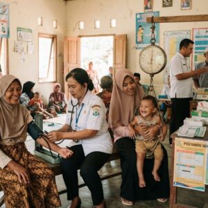 Komponen yang Sering Diremehkan dalam Dokumen AMDAL Di antara berbagai komponen rona lingkungan awal dalam dokumen AMDAL—fisik-kimia, biologi, dan sosial-ekonomi-budaya—kajian aspek kesehatan masyarakat kerap mendapat porsi perhatian yang kurang memadai, padahal dampak kesehatan justru menjadi salah satu isu yang paling langsung dirasakan masyarakat dan paling sering memicu keresahan sosial terhadap suatu proyek. Kementerian Kesehatan bahkan telah menerbitkan pedoman khusus pada 2024 untuk memastikan kajian aspek kesehatan masyarakat dalam AMDAL disusun secara komprehensif, ilmiah, dan akuntabel—bukan sekadar pelengkap dokumen. Mengapa Kajian Kesehatan Masyarakat Perlu Metodologi Tersendiri Berbeda dari kajian sosial-ekonomi-budaya yang menitikberatkan pada persepsi dan kondisi kehidupan masyarakat, kajian kesehatan masyarakat berfokus pada hubungan sebab-akibat antara perubahan kualitas lingkungan akibat suatu kegiatan dengan potensi gangguan kesehatan pada populasi terdampak. Pendekatan ini memerlukan kombinasi keahlian epidemiologi, toksikologi lingkungan, dan analisis risiko kesehatan yang berbeda dari kajian sosial pada umumnya. Sumber Data dalam Kajian Kesehatan Masyarakat Data Primer Data primer dikumpulkan melalui kombinasi beberapa metode lapangan: Wawancara dengan tenaga kesehatan setempat (puskesmas, bidan desa) untuk memahami pola penyakit yang umum terjadi di wilayah studi Focus Group Discussion (FGD) dengan masyarakat untuk menggali persepsi terhadap kondisi kesehatan lingkungan saat ini Observasi lapangan terhadap kondisi sanitasi, akses air bersih, dan potensi vektor penyakit di sekitar area kegiatan Uji kualitas media lingkungan seperti kualitas udara, air, dan tanah yang berpotensi menjadi jalur pajanan (exposure pathway) terhadap kesehatan masyarakat Data Sekunder Data sekunder digunakan untuk melengkapi gambaran rona awal kesehatan masyarakat, meliputi data demografi wilayah studi, ketersediaan fasilitas dan tenaga kesehatan, data sepuluh penyakit terbanyak dari puskesmas setempat, kondisi sanitasi lingkungan, serta data keberadaan vektor penyakit seperti nyamuk atau tikus di wilayah yang berpotensi terdampak. Metodologi Analisis: ADKL dan ARKL Analisis Dampak Kesehatan Lingkungan (ADKL) ADKL digunakan untuk mengidentifikasi dan memprediksi potensi dampak kesehatan yang dapat timbul akibat perubahan kualitas lingkungan dari suatu kegiatan, dengan menelusuri jalur pajanan dari sumber pencemar hingga populasi yang berisiko terpapar. Analisis Risiko Kesehatan Lingkungan (ARKL) ARKL melangkah lebih jauh dengan menghitung estimasi risiko kesehatan secara kuantitatif, menilai hubungan sebab-akibat antara kegiatan dengan perubahan kesehatan masyarakat berdasarkan estimasi dari hasil studi-studi sebelumnya maupun data toksikologi zat pencemar yang relevan. Pendekatan ini memungkinkan penilai untuk memperkirakan tingkat risiko yang dihadapi kelompok rentan seperti anak-anak, lansia, atau masyarakat dengan riwayat penyakit pernapasan di sekitar lokasi proyek. Menghitung Besaran dan Sifat Penting Dampak Kesehatan Skala Risiko Kesehatan Besaran dampak kesehatan dihitung berdasarkan perubahan kualitas lingkungan menggunakan skala risiko khusus kesehatan, yang secara sederhana merupakan hasil perkalian antara kemungkinan terjadinya dampak dengan besarnya dampak yang mungkin timbul terhadap kesehatan masyarakat. Pendekatan kuantitatif ini membantu penyusun dokumen memprioritaskan dampak kesehatan mana yang memerlukan pengelolaan paling mendesak. Tujuh Kriteria Sifat Penting Dampak Penentuan apakah suatu dampak kesehatan tergolong "penting" atau tidak mengacu pada tujuh kriteria yang diatur dalam Undang-Undang No. 32 Tahun 2009 tentang Perlindungan dan Pengelolaan Lingkungan Hidup, meliputi jumlah manusia yang terkena dampak, luas wilayah persebaran dampak, intensitas dan lamanya dampak berlangsung, banyaknya komponen lingkungan hidup lain yang terkena dampak, sifat kumulatif dampak, berbalik atau tidak berbaliknya dampak, serta kriteria lain sesuai perkembangan ilmu pengetahuan dan teknologi. Dari Kajian Menuju Rencana Pengelolaan Kesehatan Masyarakat Hasil kajian kesehatan masyarakat yang komprehensif menjadi dasar penyusunan rencana pengelolaan dan pemantauan kesehatan masyarakat yang efektif dalam dokumen RKL-RPL. Rencana ini idealnya mencakup langkah konkret seperti program pemeriksaan kesehatan berkala bagi masyarakat di zona berisiko tinggi, penyediaan sarana sanitasi tambahan, hingga sistem kewaspadaan dini terhadap peningkatan kasus penyakit tertentu yang berpotensi berkaitan dengan aktivitas proyek. Mengapa Kualitas Kajian Ini Menentukan Penerimaan Masyarakat Dokumen AMDAL dengan kajian kesehatan masyarakat yang dangkal—hanya mencantumkan data sekunder tanpa analisis risiko yang memadai—berisiko kehilangan kredibilitas di mata masyarakat maupun komisi penilai, terutama untuk proyek dengan potensi dampak kesehatan yang signifikan seperti industri dengan emisi udara tinggi atau kegiatan yang berdekatan dengan sumber air bersih masyarakat. Sebaliknya, kajian yang disusun dengan metodologi ilmiah yang tepat—melibatkan tenaga ahli epidemiologi dan kesehatan lingkungan bersertifikat—dapat menjadi alat komunikasi yang efektif untuk meyakinkan masyarakat bahwa potensi dampak kesehatan telah diidentifikasi dan akan dikelola secara serius sejak awal. 📞 Hubungi Kami Segera untuk Konsultasi Perizinan Lingkungan & Penyusunan Dokumen Amdal: 🌐 Website: www.bimashabartum.co.id 📧 Email: admin.palembang@bimashabartum.co.id 📱 WhatsApp: +62823-7472-2113