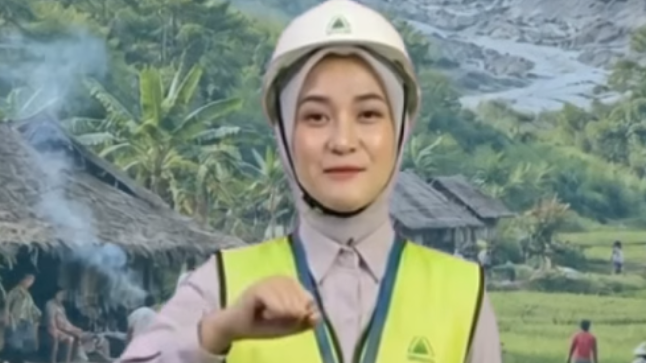 Meta Description: Pelajari pentingnya peran serta masyarakat dalam pengawasan lingkungan, hak sosial, mekanisme pengaduan, hingga strategi sinergi perusahaan bersama Bima Shabartum Group. Panduan Peran Serta Masyarakat dalam Pengawasan Lingkungan: Hak, Mekanisme Pengaduan, dan Penyelesaian Sengketa Lingkungan hidup bukanlah milik pemerintah atau perusahaan semata, melainkan milik bersama. Berdasarkan Undang-Undang No. 32 Tahun 2009 serta perubahannya melalui UU Cipta Kerja, negara secara tegas menjamin hak masyarakat untuk terlibat secara aktif dalam perlindungan dan pengelolaan lingkungan hidup. Bagi perusahaan tambang maupun industri, "mata dan telinga" masyarakat merupakan sistem peringatan dini (early warning system) yang sangat efektif. Sebaliknya, bagi warga, pengawasan adalah instrumen utama untuk menjaga agar ruang hidup tetap sehat dan lestari. Berikut adalah pilar utama peran serta masyarakat dalam pengawasan lingkungan. 1. Hak Masyarakat dalam Regulasi (Social Control) Pengawasan yang dilakukan oleh masyarakat merupakan bentuk kontrol sosial (social control) yang dilindungi oleh hukum. Regulasi memberikan tiga hak dasar kepada warga: • Hak Atas Informasi: Masyarakat berhak mendapatkan data yang akurat dan transparan mengenai dampak lingkungan dari suatu kegiatan usaha, seperti hasil uji kualitas air sungai. • Hak Berpartisipasi: Warga yang terdampak wajib dilibatkan dalam proses pengambilan keputusan, khususnya dalam penyusunan dokumen lingkungan (AMDAL) melalui mekanisme Konsultasi Publik. • Hak Mengajukan Pengaduan: Jika masyarakat melihat indikasi pencemaran, seperti air yang berubah warna, debu berlebih, atau kebisingan, warga memiliki hak penuh untuk melapor kepada instansi berwenang. 2. Mekanisme Pengaduan yang Efektif Banyak konflik lingkungan meledak di tengah jalan akibat saluran komunikasi yang tersumbat. Oleh karena itu, pengawasan yang efektif harus melalui jalur yang tepat dan konstruktif, bukan dengan cara-cara anarkis: • Jalur Internal Perusahaan: Perusahaan yang kredibel umumnya menyediakan mekanisme penanganan keluhan (Grievance Mechanism) agar setiap permasalahan dapat diselesaikan secara cepat dan kekeluargaan secara internal. • Jalur Pemerintah (Gakkum): Pelaporan resmi dapat diajukan melalui Dinas Lingkungan Hidup (DLH) setempat atau lewat sistem pengaduan online Kementerian LHK. Setiap laporan wajib disertai bukti awal yang jelas, seperti foto atau video serta titik lokasi kejadian. 3. Sinergi: Mengubah "Lawan" Menjadi "Kawan" Dalam praktiknya, pengawasan oleh masyarakat kerap dianggap sebagai ancaman oleh sebagian perusahaan. Padahal, jika dikelola dengan baik, partisipasi masyarakat justru menjadi aset berharga: • Social License to Operate: Perusahaan yang transparan dan responsif terhadap masukan warga akan memperoleh "izin sosial" yang kuat, sehingga operasional dapat berjalan tenang tanpa gangguan demonstrasi atau pemblokiran. • Program CSR/PPM yang Tepat Sasaran: Masukan dari masyarakat membantu perusahaan dalam merancang program pengembangan dan pemberdayaan masyarakat (PPM) yang benar-benar dibutuhkan, bukan sekadar program seremonial belaka. Bangun Hubungan Harmonis dan Kepatuhan Lingkungan Bersama Bima Shabartum Group Mengelola hubungan baik dengan masyarakat sekaligus memastikan kepatuhan terhadap regulasi lingkungan menuntut strategi komunikasi dan teknis yang matang. Jangan biarkan konflik sosial menghambat produktivitas dan kelangsungan operasional perusahaan Anda. Sebagai pusat keunggulan di bidangnya, Bima Shabartum Group siap hadir sebagai jangkauan solusi terbaik bagi perusahaan Anda: • Konsultan Tambang & Lingkungan: Berpengalaman luas dalam penyusunan dokumen AMDAL yang inklusif, pemetaan sosial (Social Mapping), hingga resolusi konflik lingkungan. • Kontraktor Tambang Terpercaya: Menerapkan standar Good Mining Practice yang minim dampak ekologis guna menjaga keharmonisan dengan warga sekitar. • Pusat Pelatihan Profesional: Menyediakan program pelatihan private software pertambangan serta pelatihan manajemen sosial untuk meningkatkan kapasitas tim Hubungan Masyarakat (Humas/Comdev) perusahaan Anda. Wujudkan operasional industri dan tambang yang harmonis, legal, dan berkelanjutan. Hubungi tim ahli kami hari ini! 📞 Hubungi Kami Sekarang: 🌐 Website: www.bimashabartum.co.id 📧 Email: admin.palembang@bimashabartum.co.id 📱 WhatsApp: +62823-7472-2113 Ide Prompt Visual Generative AI (AR 4:5) Prompt: "A professional corporate photograph of a community engagement meeting (CSR forum) in an Indonesian industrial region. An expert environmental consultant in safety attire and a company representative explaining data on a digital screen to a diverse group of local community leaders in a modern meeting room. Professional corporate aesthetic, warm and inclusive lighting, deep navy blue and emerald green palette, 8k resolution, cinematic quality, ideal for professional corporate reporting and sustainability presentations."