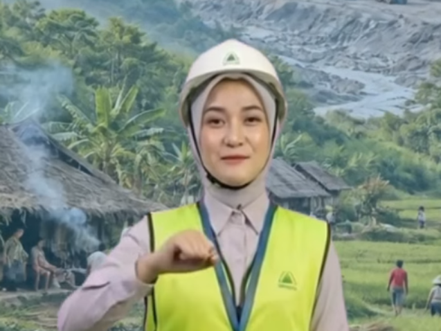 Meta Description: Pelajari pentingnya peran serta masyarakat dalam pengawasan lingkungan, hak sosial, mekanisme pengaduan, hingga strategi sinergi perusahaan bersama Bima Shabartum Group. Panduan Peran Serta Masyarakat dalam Pengawasan Lingkungan: Hak, Mekanisme Pengaduan, dan Penyelesaian Sengketa Lingkungan hidup bukanlah milik pemerintah atau perusahaan semata, melainkan milik bersama. Berdasarkan Undang-Undang No. 32 Tahun 2009 serta perubahannya melalui UU Cipta Kerja, negara secara tegas menjamin hak masyarakat untuk terlibat secara aktif dalam perlindungan dan pengelolaan lingkungan hidup. Bagi perusahaan tambang maupun industri, "mata dan telinga" masyarakat merupakan sistem peringatan dini (early warning system) yang sangat efektif. Sebaliknya, bagi warga, pengawasan adalah instrumen utama untuk menjaga agar ruang hidup tetap sehat dan lestari. Berikut adalah pilar utama peran serta masyarakat dalam pengawasan lingkungan. 1. Hak Masyarakat dalam Regulasi (Social Control) Pengawasan yang dilakukan oleh masyarakat merupakan bentuk kontrol sosial (social control) yang dilindungi oleh hukum. Regulasi memberikan tiga hak dasar kepada warga: • Hak Atas Informasi: Masyarakat berhak mendapatkan data yang akurat dan transparan mengenai dampak lingkungan dari suatu kegiatan usaha, seperti hasil uji kualitas air sungai. • Hak Berpartisipasi: Warga yang terdampak wajib dilibatkan dalam proses pengambilan keputusan, khususnya dalam penyusunan dokumen lingkungan (AMDAL) melalui mekanisme Konsultasi Publik. • Hak Mengajukan Pengaduan: Jika masyarakat melihat indikasi pencemaran, seperti air yang berubah warna, debu berlebih, atau kebisingan, warga memiliki hak penuh untuk melapor kepada instansi berwenang. 2. Mekanisme Pengaduan yang Efektif Banyak konflik lingkungan meledak di tengah jalan akibat saluran komunikasi yang tersumbat. Oleh karena itu, pengawasan yang efektif harus melalui jalur yang tepat dan konstruktif, bukan dengan cara-cara anarkis: • Jalur Internal Perusahaan: Perusahaan yang kredibel umumnya menyediakan mekanisme penanganan keluhan (Grievance Mechanism) agar setiap permasalahan dapat diselesaikan secara cepat dan kekeluargaan secara internal. • Jalur Pemerintah (Gakkum): Pelaporan resmi dapat diajukan melalui Dinas Lingkungan Hidup (DLH) setempat atau lewat sistem pengaduan online Kementerian LHK. Setiap laporan wajib disertai bukti awal yang jelas, seperti foto atau video serta titik lokasi kejadian. 3. Sinergi: Mengubah "Lawan" Menjadi "Kawan" Dalam praktiknya, pengawasan oleh masyarakat kerap dianggap sebagai ancaman oleh sebagian perusahaan. Padahal, jika dikelola dengan baik, partisipasi masyarakat justru menjadi aset berharga: • Social License to Operate: Perusahaan yang transparan dan responsif terhadap masukan warga akan memperoleh "izin sosial" yang kuat, sehingga operasional dapat berjalan tenang tanpa gangguan demonstrasi atau pemblokiran. • Program CSR/PPM yang Tepat Sasaran: Masukan dari masyarakat membantu perusahaan dalam merancang program pengembangan dan pemberdayaan masyarakat (PPM) yang benar-benar dibutuhkan, bukan sekadar program seremonial belaka. Bangun Hubungan Harmonis dan Kepatuhan Lingkungan Bersama Bima Shabartum Group Mengelola hubungan baik dengan masyarakat sekaligus memastikan kepatuhan terhadap regulasi lingkungan menuntut strategi komunikasi dan teknis yang matang. Jangan biarkan konflik sosial menghambat produktivitas dan kelangsungan operasional perusahaan Anda. Sebagai pusat keunggulan di bidangnya, Bima Shabartum Group siap hadir sebagai jangkauan solusi terbaik bagi perusahaan Anda: • Konsultan Tambang & Lingkungan: Berpengalaman luas dalam penyusunan dokumen AMDAL yang inklusif, pemetaan sosial (Social Mapping), hingga resolusi konflik lingkungan. • Kontraktor Tambang Terpercaya: Menerapkan standar Good Mining Practice yang minim dampak ekologis guna menjaga keharmonisan dengan warga sekitar. • Pusat Pelatihan Profesional: Menyediakan program pelatihan private software pertambangan serta pelatihan manajemen sosial untuk meningkatkan kapasitas tim Hubungan Masyarakat (Humas/Comdev) perusahaan Anda. Wujudkan operasional industri dan tambang yang harmonis, legal, dan berkelanjutan. Hubungi tim ahli kami hari ini! 📞 Hubungi Kami Sekarang: 🌐 Website: www.bimashabartum.co.id 📧 Email: admin.palembang@bimashabartum.co.id 📱 WhatsApp: +62823-7472-2113 Ide Prompt Visual Generative AI (AR 4:5) Prompt: "A professional corporate photograph of a community engagement meeting (CSR forum) in an Indonesian industrial region. An expert environmental consultant in safety attire and a company representative explaining data on a digital screen to a diverse group of local community leaders in a modern meeting room. Professional corporate aesthetic, warm and inclusive lighting, deep navy blue and emerald green palette, 8k resolution, cinematic quality, ideal for professional corporate reporting and sustainability presentations."
