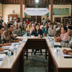 # Solusi Hukum Mengatasi Sengketa Lahan dan Dampak Lingkungan dengan Warga Sekitar **Meta Description:** Panduan solusi hukum sengketa lahan dan dampak lingkungan dengan warga sekitar: dari mediasi, negosiasi, hingga jalur gugatan sesuai UU PPLH. --- ## Sengketa dengan Masyarakat Bukan Akhir dari Operasional, Tapi Ujian Tata Kelola Ketika sebuah perusahaan menghadapi keluhan atau tuntutan dari warga sekitar terkait sengketa lahan maupun dampak lingkungan, respons awal manajemen sering menentukan apakah persoalan tersebut mereda menjadi penyelesaian yang konstruktif, atau justru membesar menjadi sengketa hukum berlarut-larut yang menguras biaya dan reputasi. UU No. 32 Tahun 2009 tentang Perlindungan dan Pengelolaan Lingkungan Hidup (UU PPLH) menyediakan kerangka penyelesaian yang cukup lengkap—baik di luar maupun di dalam pengadilan—yang penting dipahami perusahaan untuk merespons sengketa secara tepat sejak awal. ## Dua Jalur Utama Penyelesaian Sengketa Lingkungan Sesuai Pasal 84 UU PPLH, penyelesaian sengketa lingkungan hidup dapat ditempuh melalui pengadilan (litigasi) atau di luar pengadilan (non-litigasi), dan pemilihan jalur ini pada dasarnya bersifat sukarela sesuai kesepakatan para pihak yang bersengketa. ## Jalur Non-Litigasi: Opsi yang Sebaiknya Diprioritaskan Lebih Dulu ### Negosiasi Langsung Bentuk penyelesaian paling sederhana adalah negosiasi langsung antara perusahaan dengan warga terdampak, tanpa melibatkan pihak ketiga. Pendekatan ini paling efektif dilakukan sedini mungkin, sebelum keluhan berkembang menjadi tuntutan formal yang melibatkan kuasa hukum atau organisasi lingkungan. ### Mediasi dan Konsiliasi Bila negosiasi langsung tidak membuahkan hasil, Pasal 85 ayat (3) UU PPLH memungkinkan para pihak menggunakan jasa mediator untuk membantu penyelesaian sengketa. Berbeda dari negosiasi, mediator berperan aktif memfasilitasi dialog antara perusahaan dan warga, meski tidak memiliki kewenangan memutus—keputusan akhir tetap berada di tangan para pihak yang bersengketa. ### Arbitrase UU PPLH juga membuka opsi arbitrase, di mana para pihak sepakat menyerahkan sengketa kepada arbiter yang keputusannya bersifat mengikat, berbeda dengan mediasi yang hasilnya berupa kesepakatan sukarela. Jalur ini relevan terutama bila kedua pihak menginginkan penyelesaian yang lebih cepat dibanding proses pengadilan namun tetap menghasilkan putusan yang final. ### Keuntungan Memprioritaskan Jalur Non-Litigasi Penyelesaian di luar pengadilan umumnya jauh lebih cepat, lebih hemat biaya, dan memberi ruang bagi perusahaan untuk mempertahankan hubungan baik dengan masyarakat sekitar—sesuatu yang sangat penting mengingat operasional jangka panjang perusahaan akan terus bersinggungan dengan komunitas yang sama. Perlu dicatat, gugatan melalui pengadilan pada dasarnya baru dapat ditempuh bila upaya penyelesaian di luar pengadilan telah dinyatakan tidak berhasil secara tertulis oleh salah satu atau para pihak yang bersengketa. ## Jalur Litigasi: Ketika Penyelesaian di Luar Pengadilan Tidak Berhasil ### Gugatan Perwakilan Kelompok (Class Action) Pasal 91 UU PPLH memberikan hak kepada masyarakat untuk mengajukan gugatan perwakilan kelompok (class action), baik untuk kepentingan diri sendiri maupun kepentingan masyarakat luas yang mengalami kerugian akibat pencemaran atau kerusakan lingkungan. Gugatan ini dapat diajukan sepanjang terdapat kesamaan fakta atau peristiwa, dasar hukum, serta jenis tuntutan di antara wakil kelompok dan anggotanya—mekanisme yang memungkinkan banyak warga terdampak menggugat secara kolektif tanpa harus mengajukan gugatan individual yang terpisah-pisah. ### Gugatan Organisasi Lingkungan Hidup (Legal Standing) Pasal 92 UU PPLH memberikan hak gugat kepada organisasi lingkungan hidup untuk mengajukan gugatan demi kepentingan pelestarian fungsi lingkungan hidup, bahkan tanpa organisasi tersebut harus menjadi pihak yang langsung dirugikan secara materiil. Perusahaan perlu memahami bahwa sengketa lingkungan tidak selalu datang dari warga terdampak langsung, tetapi juga dapat diinisiasi oleh LSM lingkungan yang memantau kepatuhan perusahaan. ### Hak Gugat Pemerintah dan Citizen Lawsuit Selain gugatan dari masyarakat dan organisasi lingkungan, Pasal 90 UU PPLH turut memberikan hak gugat kepada pemerintah atau pemerintah daerah untuk menuntut pelaku pencemaran demi kepentingan dan kesejahteraan masyarakat luas, di luar mekanisme gugatan perdata biasa yang dapat diajukan langsung oleh pihak yang dirugikan. ## Tanggung Jawab Ganti Rugi: Prinsip yang Perlu Diwaspadai Dalam sengketa yang berlanjut ke ranah gugatan perdata, ketentuan ganti rugi sesuai Pasal 87 UU PPLH juncto Pasal 1365 KUH Perdata dapat dikaitkan dengan prinsip tanggung jawab mutlak (strict liability) sebagaimana diatur Pasal 88, khususnya untuk kegiatan yang menggunakan B3 atau menimbulkan dampak besar dan penting. Pada prinsip ini, pihak penggugat tidak perlu membuktikan unsur kesalahan perusahaan, bahkan dapat disertai dengan pembebanan pembuktian terbalik kepada perusahaan tergugat—situasi yang menuntut perusahaan memiliki dokumentasi pengelolaan lingkungan yang kuat sebagai alat pembelaan. ## Strategi Praktis bagi Perusahaan Menghadapi Potensi Sengketa ### Bangun Komunikasi Proaktif Sejak Sebelum Sengketa Muncul Perusahaan yang secara rutin melakukan dialog terbuka dengan masyarakat sekitar—melalui forum konsultasi publik, penyampaian informasi dampak lingkungan secara transparan, maupun program pengembangan masyarakat yang berkelanjutan—cenderung memiliki modal kepercayaan yang lebih kuat saat menghadapi keluhan, dibanding perusahaan yang jarang berinteraksi dengan komunitas sekitar. ### Dokumentasikan Kepatuhan Lingkungan secara Konsisten Mengingat kemungkinan penerapan tanggung jawab mutlak dan beban pembuktian terbalik, dokumentasi pelaksanaan RKL-RPL, hasil pemantauan lingkungan berkala, serta bukti kepatuhan terhadap Pertek dan baku mutu menjadi aset hukum yang sangat berharga bila sengketa berlanjut ke ranah litigasi. ### Prioritaskan Penyelesaian di Luar Pengadilan Sejak Keluhan Pertama Muncul Merespons keluhan awal warga dengan negosiasi yang tulus dan itikad baik jauh lebih murah dan efektif dibanding menunggu hingga keluhan berkembang menjadi gugatan class action atau melibatkan organisasi lingkungan hidup yang memiliki sumber daya hukum lebih besar untuk mengejar tuntutan jangka panjang. ### Libatkan Ahli Hukum Lingkungan Sejak Tahap Awal Kompleksitas mekanisme penyelesaian sengketa lingkungan—dari pemilihan jalur non-litigasi yang tepat hingga potensi tanggung jawab mutlak dalam litigasi—menuntut pendampingan hukum yang memahami baik aspek teknis lingkungan maupun prosedur hukum acara, agar strategi penyelesaian yang diambil benar-benar sesuai dengan karakteristik sengketa yang dihadapi. ## Kesimpulan: Penyelesaian yang Konstruktif Melindungi Semua Pihak Sengketa lahan dan dampak lingkungan dengan warga sekitar tidak harus berakhir menjadi konflik berlarut-larut yang merugikan semua pihak. Dengan memahami kerangka hukum yang tersedia—baik jalur non-litigasi yang lebih cepat dan hemat biaya, maupun jalur litigasi dengan berbagai mekanisme gugatan yang diatur UU PPLH—perusahaan dapat merespons sengketa secara strategis, sembari tetap menjaga hubungan jangka panjang dengan masyarakat yang menjadi bagian tak terpisahkan dari keberlangsungan operasional bisnis. --- 📞 **Hubungi Kami Segera untuk Konsultasi Perizinan Lingkungan & Pendampingan Sengketa Lahan/Dampak Lingkungan:** 🌐 Website: [www.bimashabartum.co.id](https://www.bimashabartum.co.id) 📧 Email: admin.palembang@bimashabartum.co.id 📱 WhatsApp: +62823-7472-2113 --- ## Ide Prompt Generative AI (untuk Ilustrasi Artikel) 1. "Fotografi realistis sesi mediasi antara perwakilan perusahaan dan warga desa di balai pertemuan, gaya dokumentasi sosial formal" 2. "Infografis diagram alur penyelesaian sengketa lingkungan dari negosiasi hingga litigasi, gaya flat design biru-hijau bertahap" 3. "Foto forum konsultasi publik perusahaan dengan masyarakat sekitar area operasional, gaya jurnalistik komunitas" 4. "Ilustrasi timbangan hukum dengan simbol pabrik dan rumah warga di kedua sisi, gaya ikon konseptual keadilan lingkungan" 5. "Foto tim hukum dan tim lingkungan perusahaan menyusun dokumentasi kepatuhan sebagai bahan pembelaan, gaya fotografi korporat"