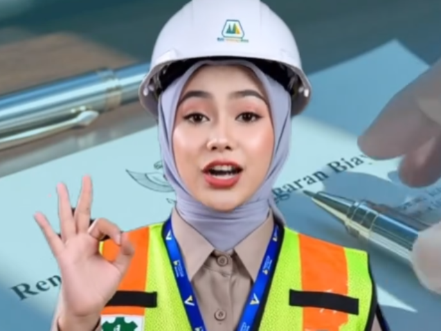 RKAB Ditolak ESDM? Jangan Remehkan Tiga Poin Fatal Ini! Rencana Kerja dan Anggaran Biaya (RKAB) merupakan "nyawa" bagi setiap perusahaan pertambangan. Tanpa mengantongi persetujuan resmi dari Kementerian ESDM, perusahaan Anda dilarang keras untuk melakukan kegiatan penambangan maupun memasarkan komoditas mineral dan batubara. Agar dokumen RKAB perusahaan Anda dapat lolos evaluasi dan tidak berujung pada penolakan, perhatikan 3 poin inti berikut ini: 1. Legalitas dan Kuota • RKAB menjadi syarat mutlak yang wajib dipenuhi agar perusahaan Anda mendapatkan alokasi kuota penjualan yang sah di dalam sistem e-RKAB. 2. Rencana Teknis • Dokumen wajib memuat target produksi secara detail, perencanaan tambang (mine plan), serta data pendukung eksplorasi cadangan yang valid dan terukur. 3. Lingkungan dan Finansial • Rencana reklamasi pascatambang, alokasi anggaran Pemberdayaan Masyarakat (PPM/CSR), serta perhitungan kewajiban pajak dan royalti kepada negara harus disajikan secara presisi. Jangan Biarkan Operasional Tambang Mandek! Penolakan dokumen RKAB dapat melumpuhkan arus kas dan menghentikan seluruh aktivitas operasional perusahaan Anda. Pastikan penyusunan dokumen teknis dan administratif tambang Anda dikawal oleh para ahli yang berpengalaman. Sebagai pusat keunggulan rekayasa pertambangan, tata ruang, dan kepatuhan lingkungan, Bima Shabartum Group siap mendampingi proses evaluasi dan penyusunan dokumen RKAB perusahaan Anda secara profesional! 📞 Hubungi Kami Segera untuk Konsultasi Perizinan Tambang & Lingkungan (Gratis!): 🌐 Website: www.bimashabartum.co.id 📧 Email: admin.palembang@bimashabartum.co.id 📱 WhatsApp: +62823-7472-2113