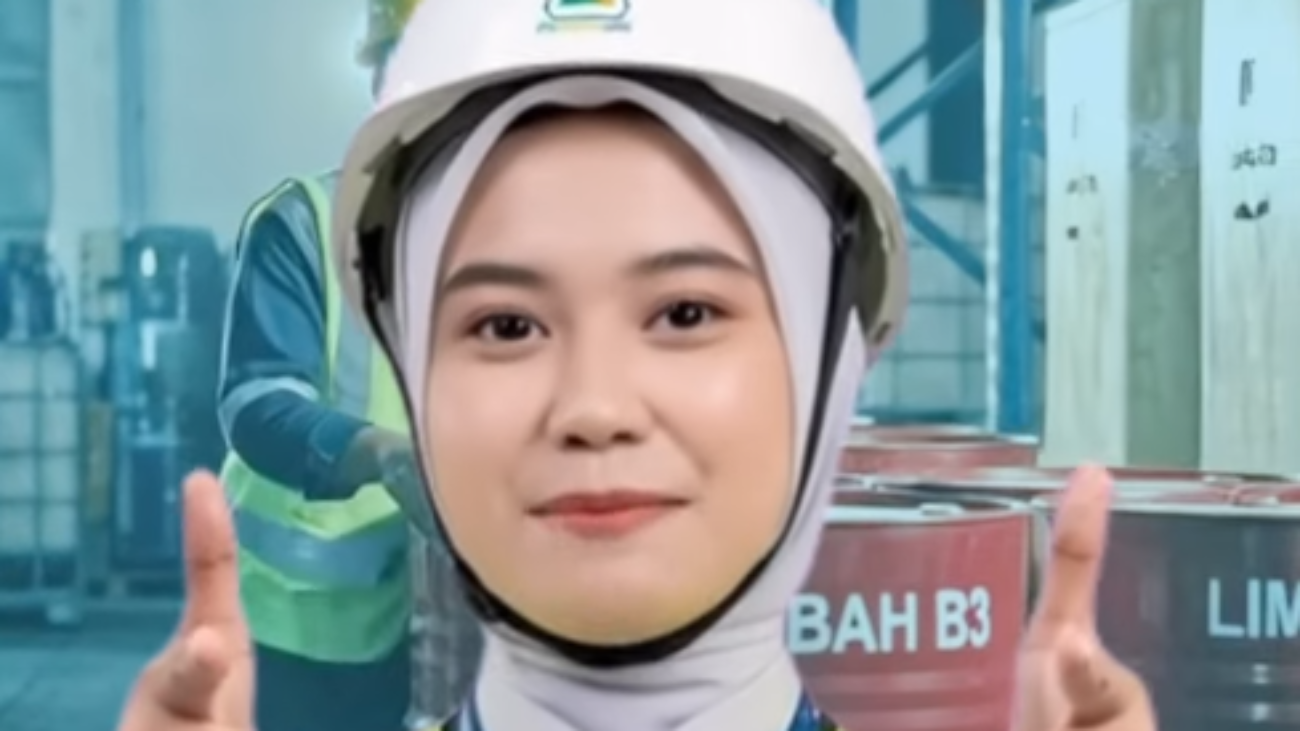 Meta Description: Limbah B3 bikin operasional boncos? Kenali jurus 3R (Reduce, Reuse, Recycle) mulai dari FABA hingga oli bekas untuk efisiensi bisnis dan raih PROPER hijau bersama Bima Shabartum Group. Limbah B3 Bikin Boncos? Atasi Pakai Jurus 3R Ini! Bagi para pelaku usaha di sektor industri, manufaktur, maupun pertambangan, pengelolaan Limbah Bahan Berbahaya dan Beracun (B3) sering kali dianggap sebagai salah satu pos biaya operasional yang paling menguras anggaran. Kesalahan dalam penanganan atau keterlambatan pengurusan izin Tempat Penyimpanan Sementara (TPS) Limbah B3 bahkan dapat berujung pada sanksi administratif hingga denda yang besar. Padahal, mengurus dan mengelola limbah B3 tidak harus membuat pusing dan boncos! Dengan penerapan strategi yang tepat, limbah operasional justru dapat ditekan dan dioptimalkan nilainya. Berikut adalah jurus 3R (Reduce, Reuse, Recycle) yang bisa diterapkan perusahaan Anda agar operasional semakin efisien dan aman dari sanksi pemerintah: 1. Reduce (Kurangi dari Sumbernya) Langkah paling efektif untuk menekan biaya pengelolaan limbah B3 adalah dengan meminimalkan timbulannya sejak awal proses produksi (source reduction): • Substitusi Bahan: Coba evaluasi kembali bahan baku atau bahan penolong yang digunakan. Ganti bahan kimia berbahaya dengan alternatif yang lebih ramah lingkungan jika memungkinkan. • Preventive Maintenance: Rawat dan servis mesin secara rutin. Perawatan berkala mencegah kebocoran oli, pelumas, atau cairan hidrolik yang dapat mencemari lingkungan sekaligus menghemat pembelian cairan baru. 2. Reuse (Gunakan Kembali) Jangan langsung membuang sisa material atau limbah yang dihasilkan jika masih memiliki potensi pemanfaatan secara teknis: • Pemanfaatan FABA (Fly Ash & Bottom Ash): Bagi industri yang menggunakan boiler atau PLTU, abu batubara (FABA) kini dapat dimanfaatkan kembali (tentunya dengan persetujuan teknis yang sah) untuk keperluan konstruksi, seperti pengerasan jalan tambang atau bahan baku batako. • Penggunaan Kembali Kemasan: Wadah atau drum bekas bahan kimia tertentu (selama memenuhi standar pembersihan dan regulasi) dapat digunakan kembali untuk kebutuhan internal yang sejenis. 3. Recycle (Daur Ulang) Ubah limbah menjadi sesuatu yang bernilai guna atau sumber energi alternatif: • Pengolahan Oli Bekas: Oli bekas dari genset atau alat berat tidak boleh dibuang sembarangan. Limbah ini dapat dikelola oleh pihak ketiga berizin atau diolah kembali menjadi bahan bakar alternatif (seperti used oil for fuel) yang berguna bagi efisiensi energi internal. • Kolaborasi dengan Pihak Ketiga Berizin: Pastikan setiap proses daur ulang atau pengumpulan akhir diserahkan kepada pengumpul/pengolah berbadan hukum yang memiliki legalitas resmi dari kementerian terkait. Keuntungan Ganda: Efisiensi Biaya & PROPER Hijau Selain berhasil memangkas biaya operasional secara signifikan, penerapan prinsip 3R pada pengelolaan limbah B3 memberikan dampak positif yang luar biasa bagi reputasi perusahaan Anda. Rekam jejak kepatuhan yang baik akan mendongkrak penilaian PROPER perusahaan Anda ke level hijau atau emas, meningkatkan kepercayaan investor, serta menjauhkan bisnis dari risiko sanksi lingkungan. Bingung Urus Dokumen Lingkungan & Rintek Limbah B3? Konsultasikan di Bima Shabartum Group! Penerapan jurus 3R di lapangan tentu harus didukung oleh legalitas dokumen yang kuat, mulai dari Rincian Teknis (Rintek) Penyimpanan Limbah B3 hingga persetujuan di sistem OSS RBA dan Amdalnet. Jangan biarkan urusan birokrasi menghambat efisiensi bisnis Anda. Sebagai pusat keunggulan rekayasa pertambangan, tata ruang, dan kepatuhan lingkungan di Sumatera Selatan, PT Bima Shabartum Gemilang (Bima Shabartum Group) siap mendampingi perusahaan Anda menyusun perizinan limbah B3 yang sah, transparan, dan terstandarisasi. Layanan ahli kami meliputi: • Penyusunan Rintek TPS Limbah B3: Merancang fasilitas penyimpanan limbah sesuai standar KLHK. • Audit & Konsultasi Pengelolaan Limbah: Membantu memetakan potensi efisiensi dan kepatuhan lingkungan pabrik/tambang Anda. • Pendampingan Perizinan Terintegrasi: Mengawal proses pengajuan dokumen hingga tuntas di sistem digital. Wujudkan operasional bisnis yang efisien, hemat biaya, dan taat hukum. Hubungi tim ahli kami hari ini untuk konsultasi perizinan limbah B3! 📞 Hubungi Kami Segera untuk Konsultasi Limbah B3, Rintek, & Perizinan Lingkungan: 🌐 Website: www.bimashabartum.co.id 📧 Email: admin.palembang@bimashabartum.co.id 📱 WhatsApp: +62823-7472-2113 Ide Prompt Visual Generative AI (AR 4:5) Prompt: "A clean, modern industrial manufacturing facility showcasing a smart waste management and 3R concept. In the foreground, an environmental specialist in safety gear examining a digital tablet showing green compliance charts, with neatly organized hazardous waste (B3) storage drums bearing proper regulatory labels in a secure, well-ventilated facility. Cinematic corporate lighting, professional emerald green and steel-blue color palette, 8k resolution, photorealistic, ideal for educational business social media and sustainability campaigns."