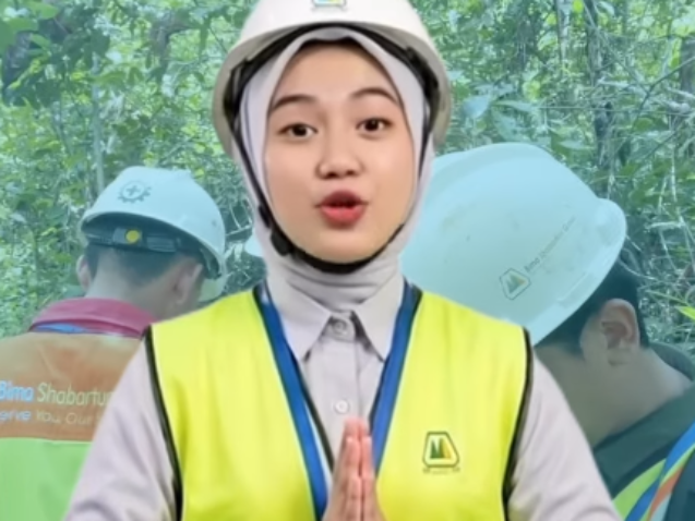 Meta Description: Simak 4 tips penting menyusun laporan lingkungan tahunan RKL-RPL agar lolos verifikasi, bebas sanksi, dan raih PROPER hijau bersama Bima Shabartum Group. Tips Menyusun Laporan Lingkungan Tahunan yang Lolos Verifikasi! Laporan lingkungan tahunan atau pelaksanaan RKL-RPL merupakan "wajah" kepatuhan perusahaan di mata pemerintah. Menyusun laporan secara asal-asalan tentu dapat berisiko mendatangkan sanksi administratif atau membuat rapor PROPER perusahaan Anda jatuh ke peringkat Merah. Agar laporan yang Anda susun komprehensif dan mulus lolos verifikasi instansi berwenang, perhatikan 4 poin inti berikut ini: 1. Konsolidasi Data Sajikan data mentah lapangan, hasil uji laboratorium (SHU), serta neraca pengelolaan limbah B3 secara lengkap disertai dengan bukti visual pendukung yang valid. 2. Analisis Tren Jangan hanya mencantumkan data sesaat. Buatlah grafik fluktuasi parameter lingkungan secara berkala untuk membuktikan konsistensi kinerja pengelolaan perusahaan selama setahun penuh. 3. Kepatuhan Matriks Pastikan seluruh titik lokasi dan frekuensi pemantauan yang dilaporkan sudah sesuai persis dengan komitmen awal yang tercantum di dalam dokumen AMDAL atau UKL-UPL perusahaan. 4. Integrasi Simpel Pastikan seluruh data dan dokumen pelaporan telah terunggah (upload) ke dalam sistem pelaporan elektronik resmi Kementerian LHK dengan tepat waktu dan akurat. Butuh Bantuan Teknis Penyusunan Laporan Agar Bebas Sanksi? Menyusun laporan lingkungan yang valid menuntut ketelitian teknis dan pemahaman regulasi yang mendalam. Jangan pertaruhkan rapor kepatuhan bisnis Anda! Sebagai pusat keunggulan rekayasa tambang dan lingkungan yang berpengalaman, Bima Shabartum Group siap mendampingi seluruh kebutuhan penyusunan pelaporan lingkungan perusahaan Anda secara profesional dan tuntas. 📞 Hubungi Kami Segera untuk Konsultasi Pelaporan Lingkungan & Kepatuhan: 🌐 Website: www.bimashabartum.co.id 📧 Email: admin.palembang@bimashabartum.co.id 📱 WhatsApp: +62823-7472-2113 Ide Prompt Visual Generative AI (AR 4:5) Prompt: "A professional corporate editorial style image showing an environmental compliance expert reviewing a comprehensive annual environmental report (RKL-RPL) on a high-tech desktop with glowing compliance graphs and digital verification stamps. In the background, a modern industrial facility operating sustainably. Professional corporate aesthetic, deep navy blue and emerald green color palette, 8k resolution, photorealistic, ideal for professional business and sustainability reporting."